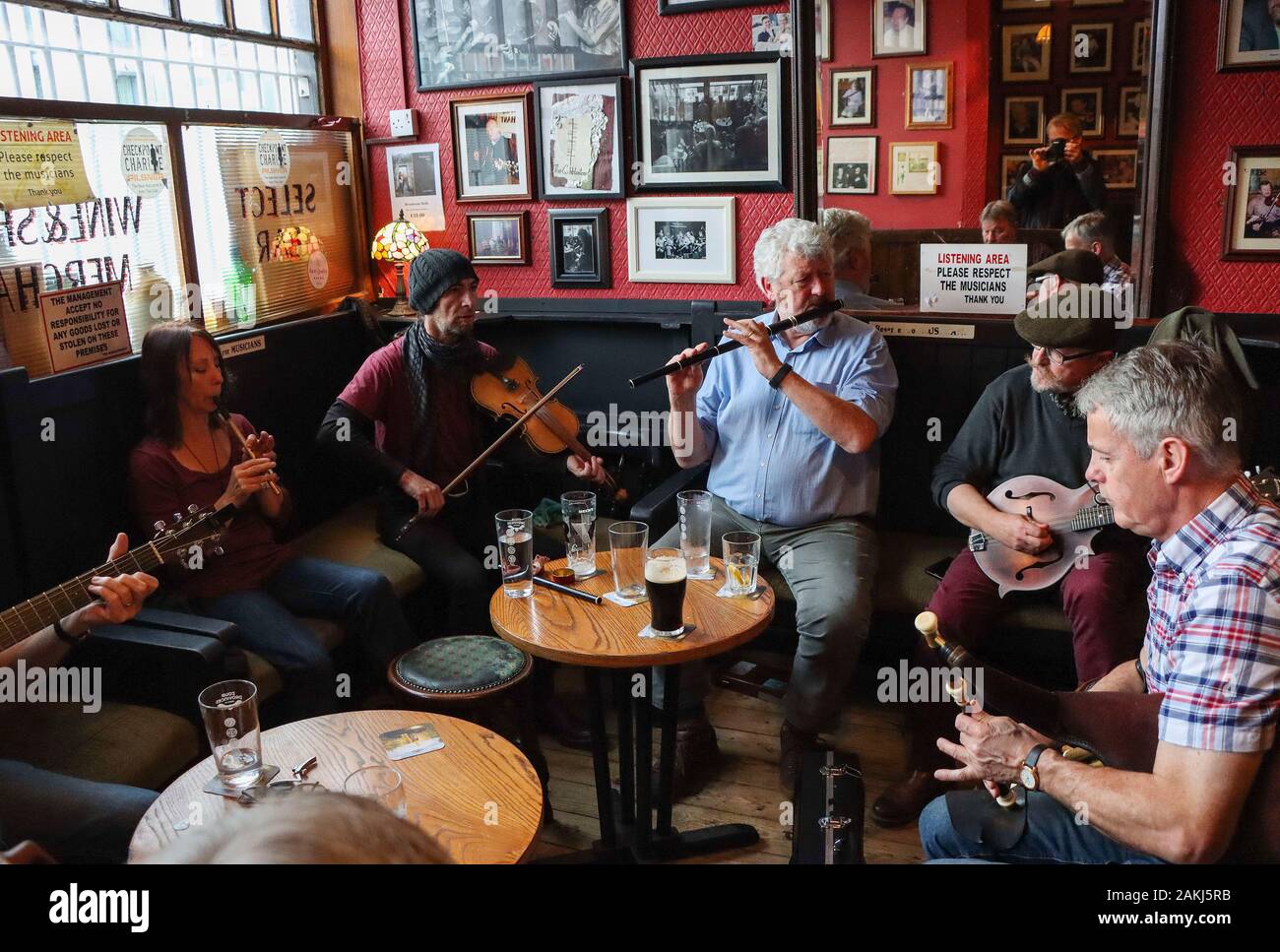 The Cobblestone Irish music pub in Dublin Stock Photo Alamy