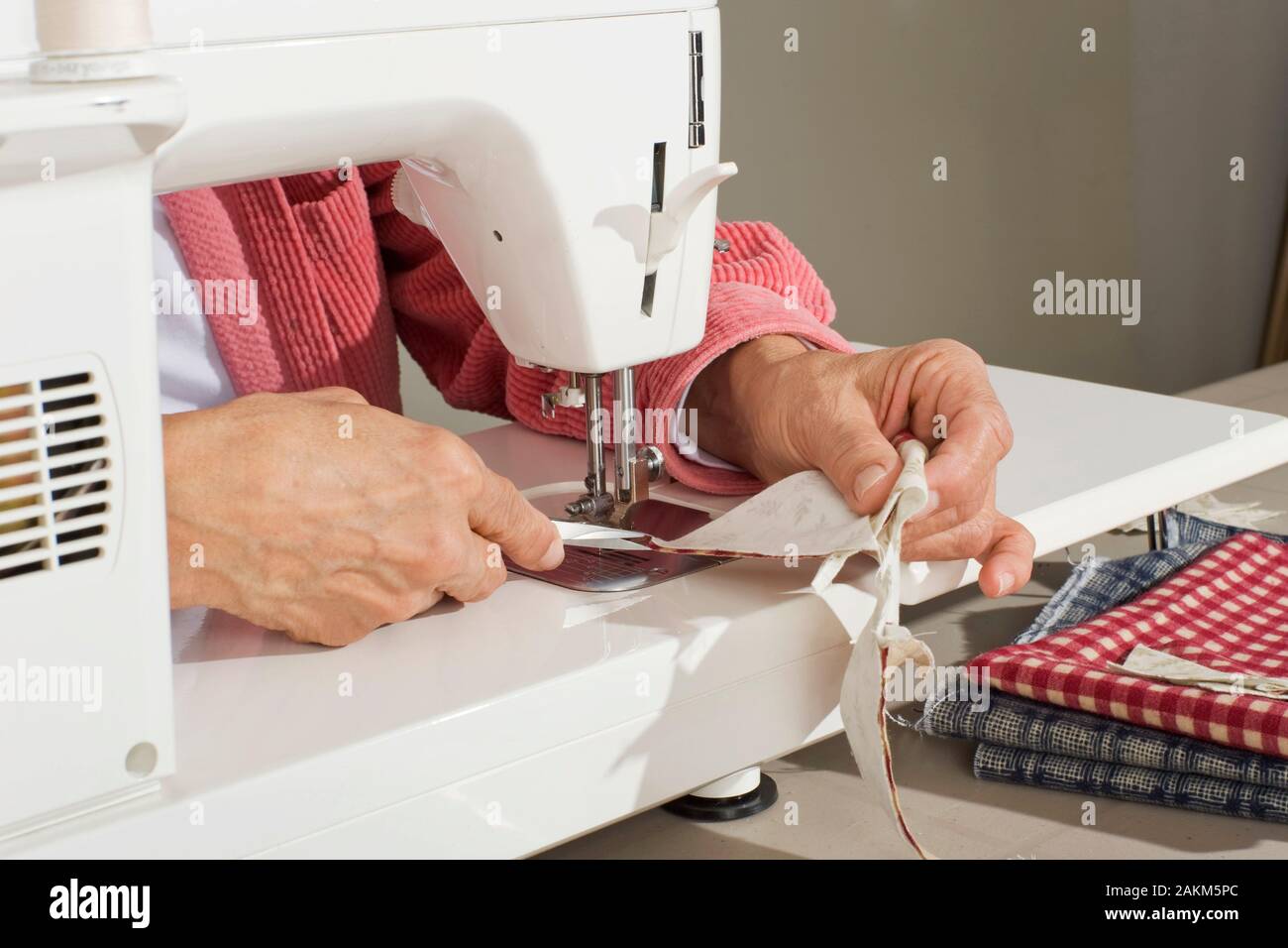 Making of quilt binding by dint of sewing quilting clips Stock Photo - Alamy