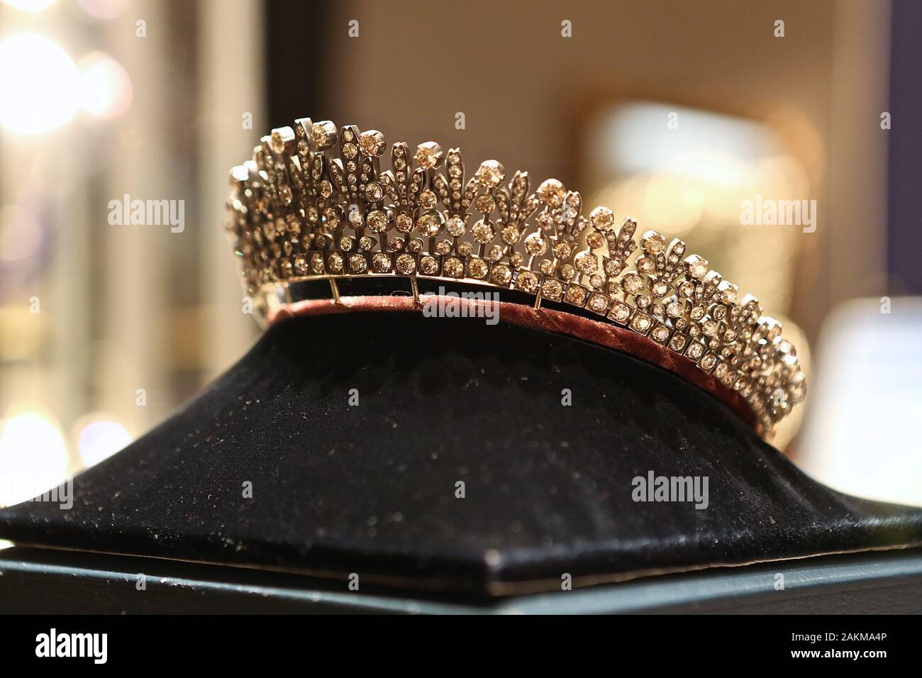 Fringe tiara hi-res stock photography and images - Alamy