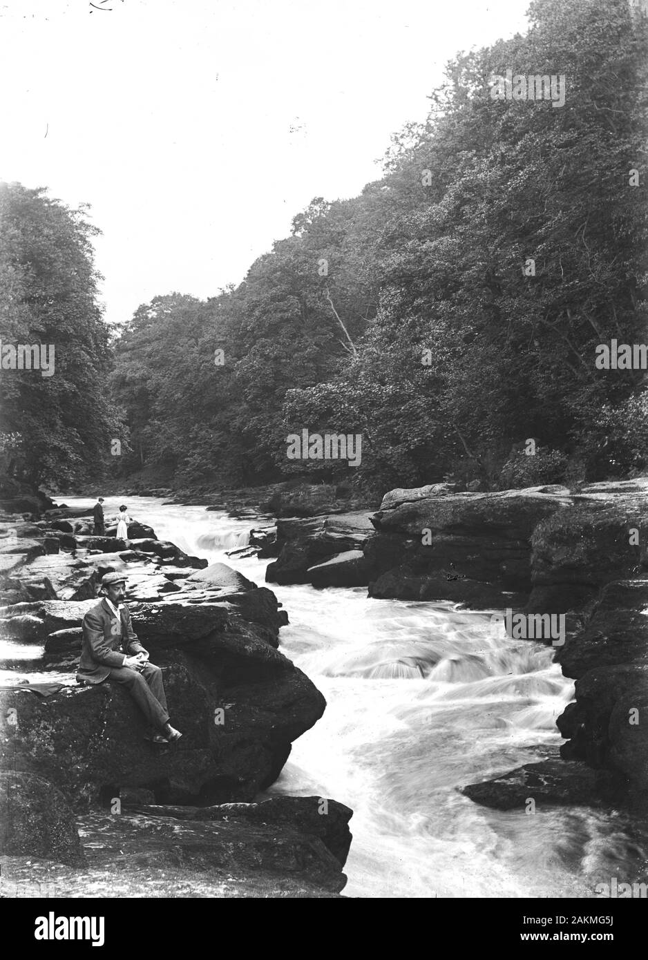 Edwardian tourists at a beauty spot. Scanned directly from glass plate Stock Photo