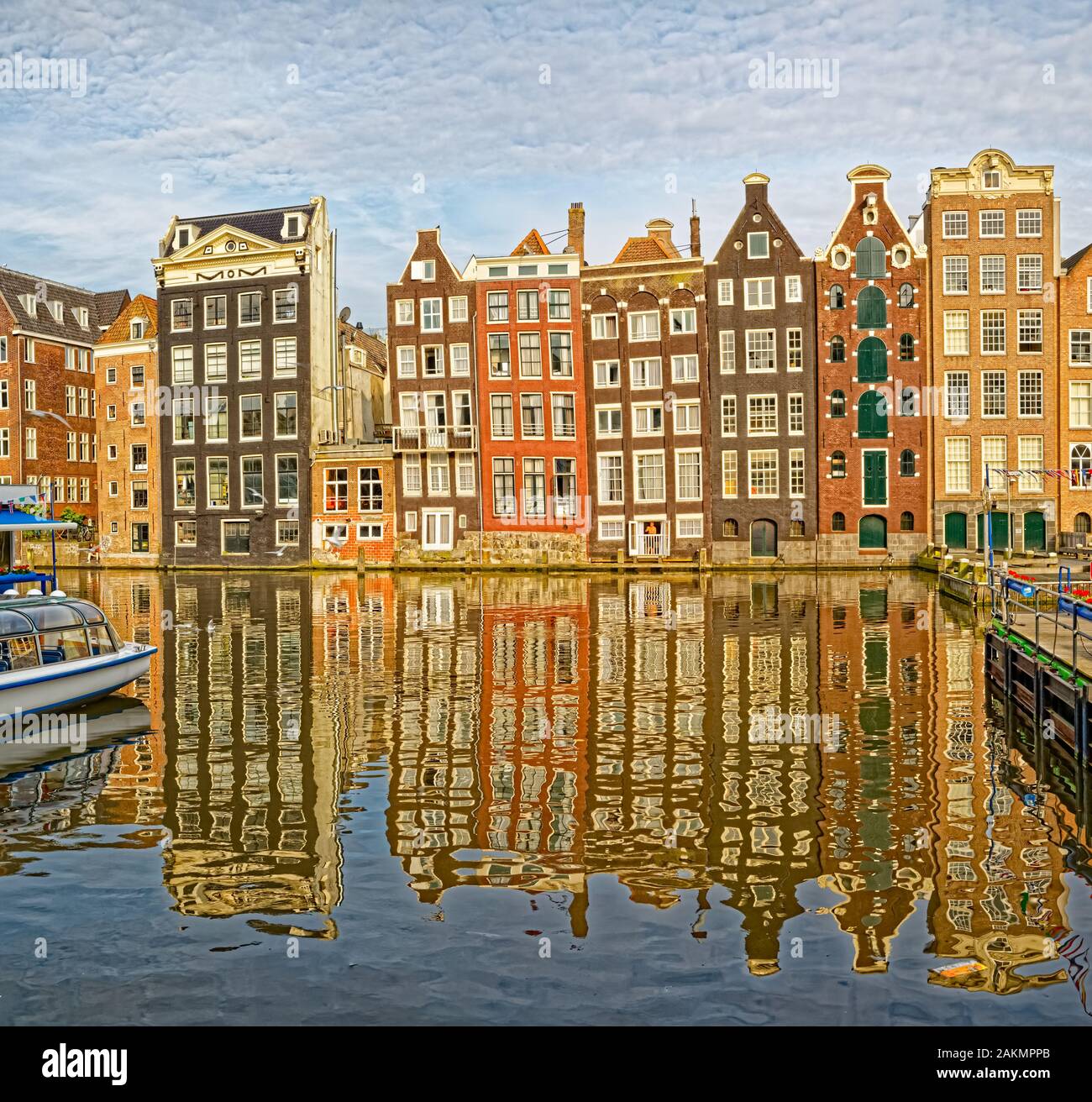 galblaas Manifesteren Behoren Amsterdam old houses reflection in river Amstel Stock Photo - Alamy