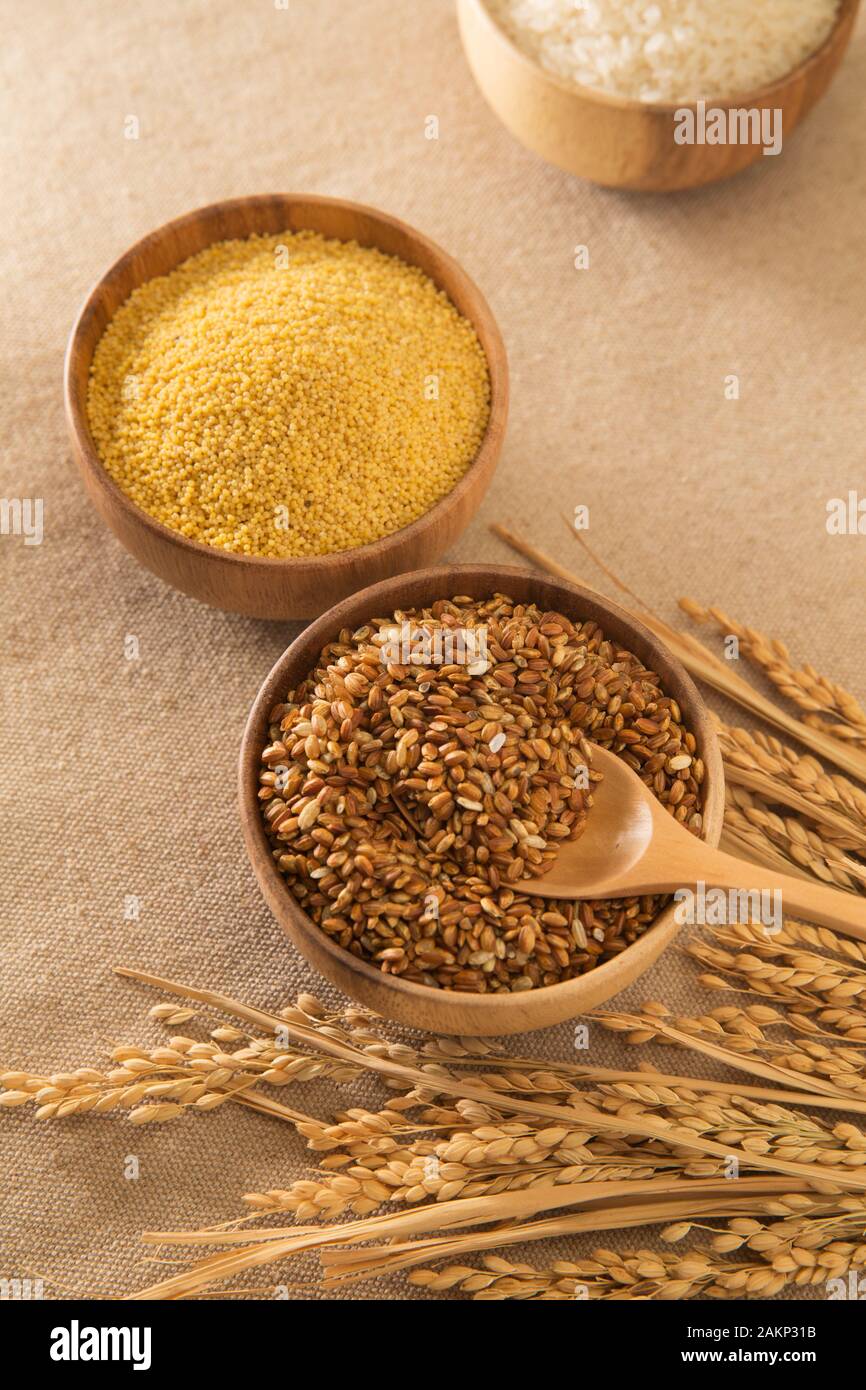 The brown rice grains Stock Photo Alamy