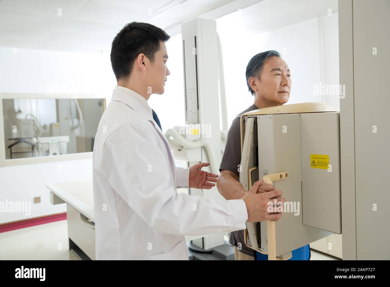 Doctors give patients do Xray examination Stock Photo Alamy
