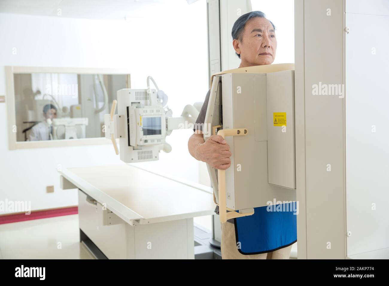 Doctors give patients do Xray examination Stock Photo Alamy