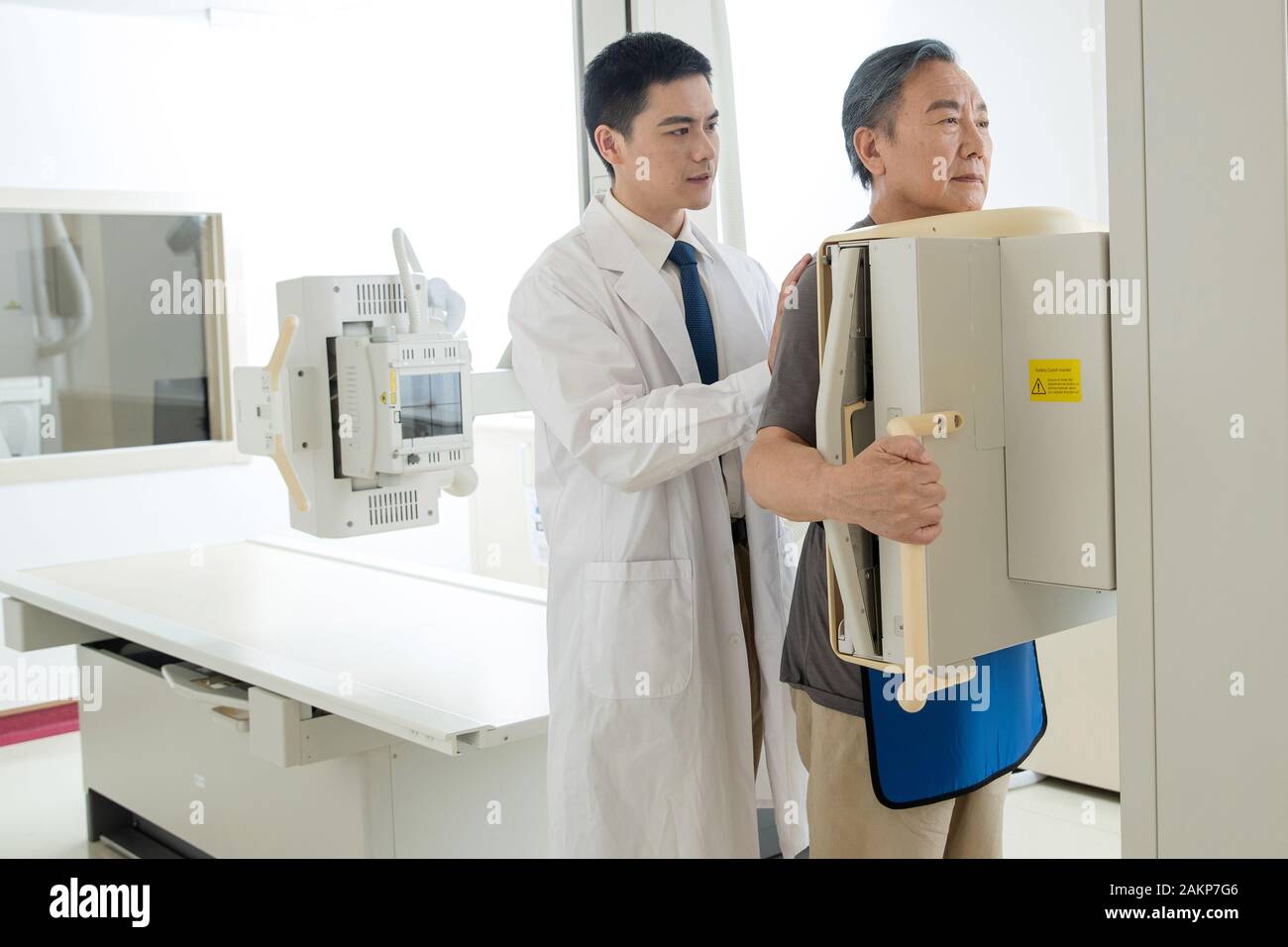 Doctors give patients do Xray examination Stock Photo Alamy