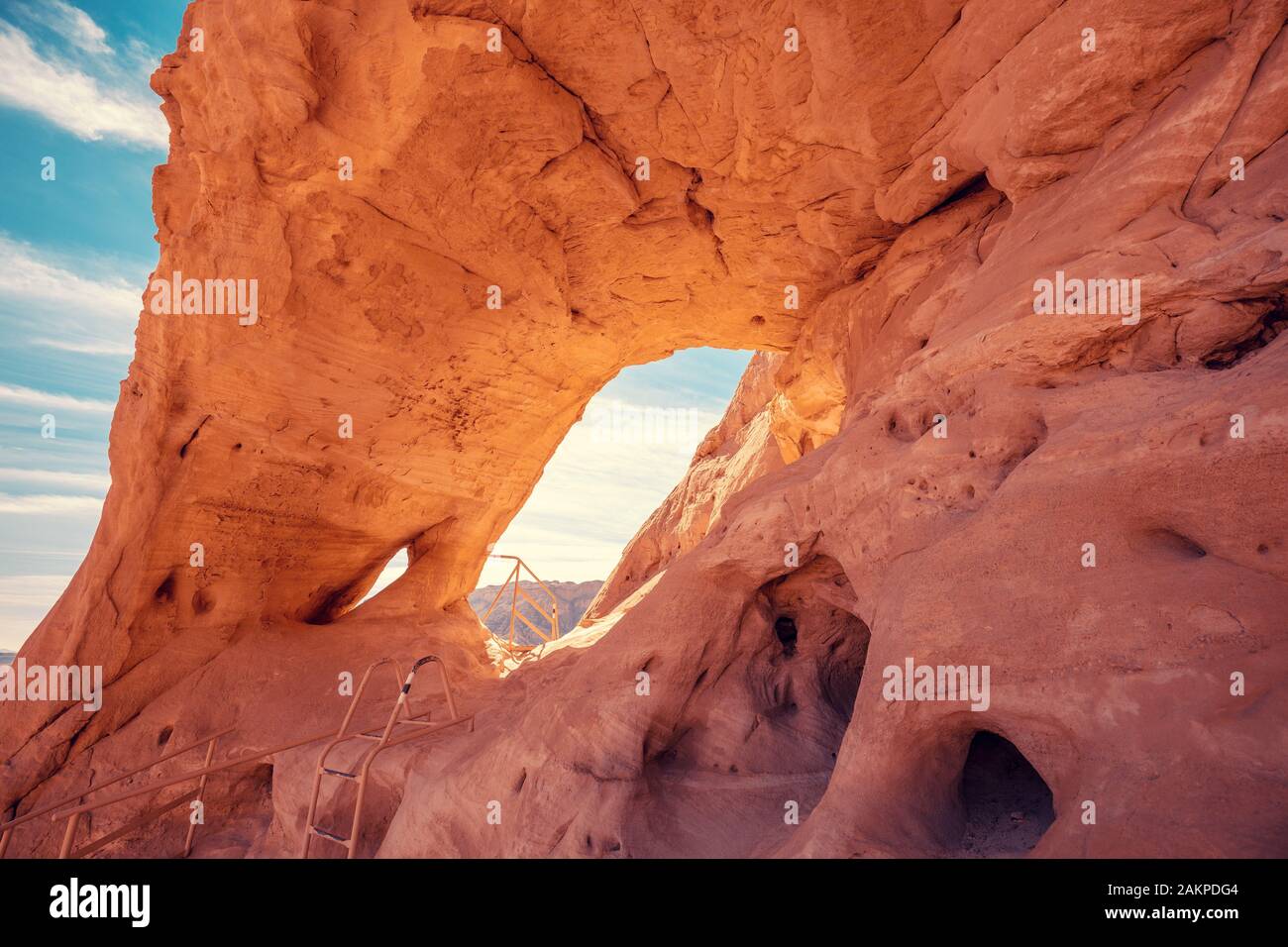 Brown rock arch hi-res stock photography and images - Alamy