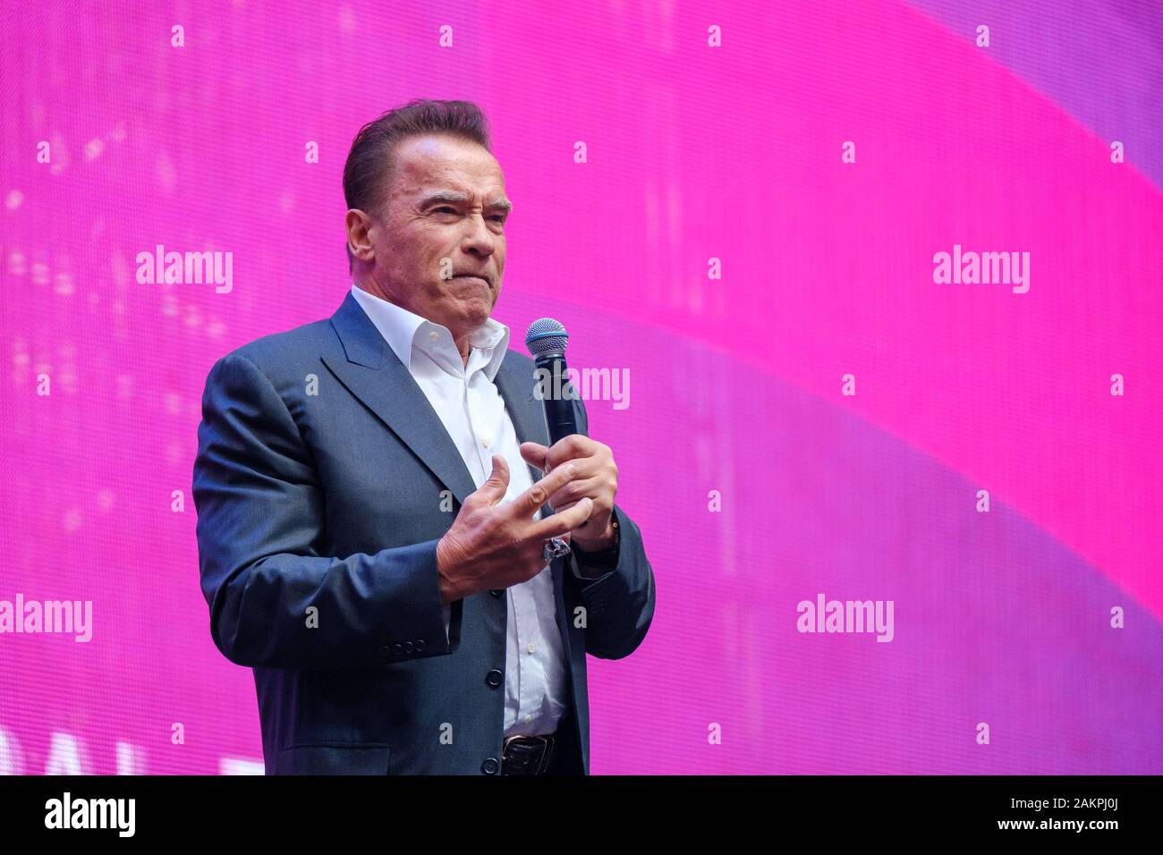 arnold-schwarzenegger-famous-actor-politician-and-businessman-speaks