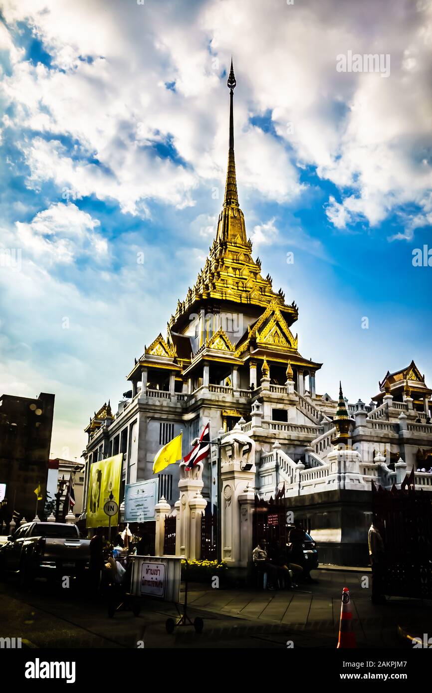 Golden buddha of wat traimit withayaram worawihan hi-res stock ...