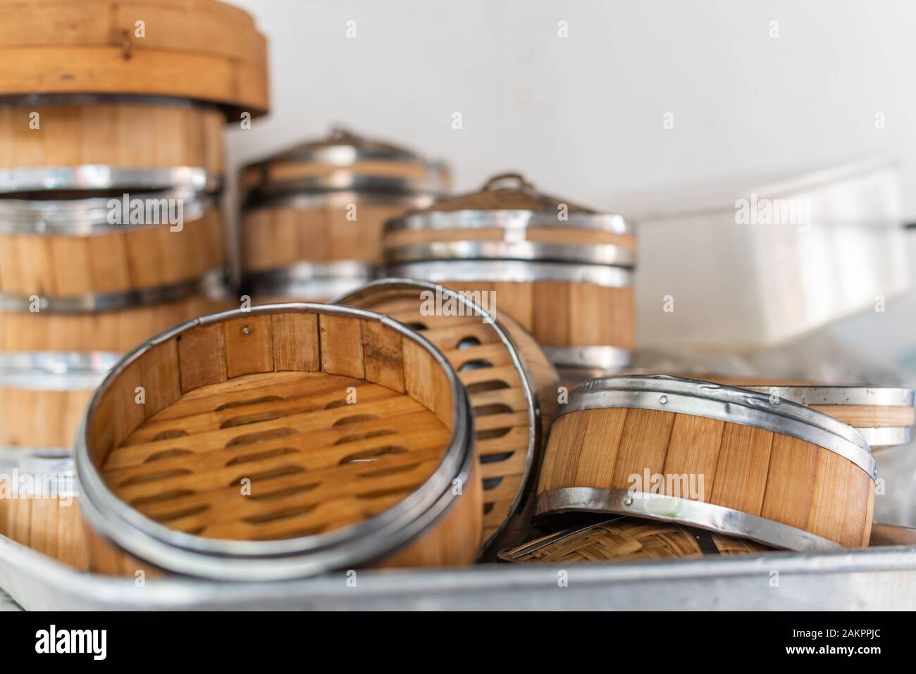 https://c8.alamy.com/comp/2AKPPJC/stack-of-bamboo-steamers-in-a-kitchen-in-china-2AKPPJC.jpg