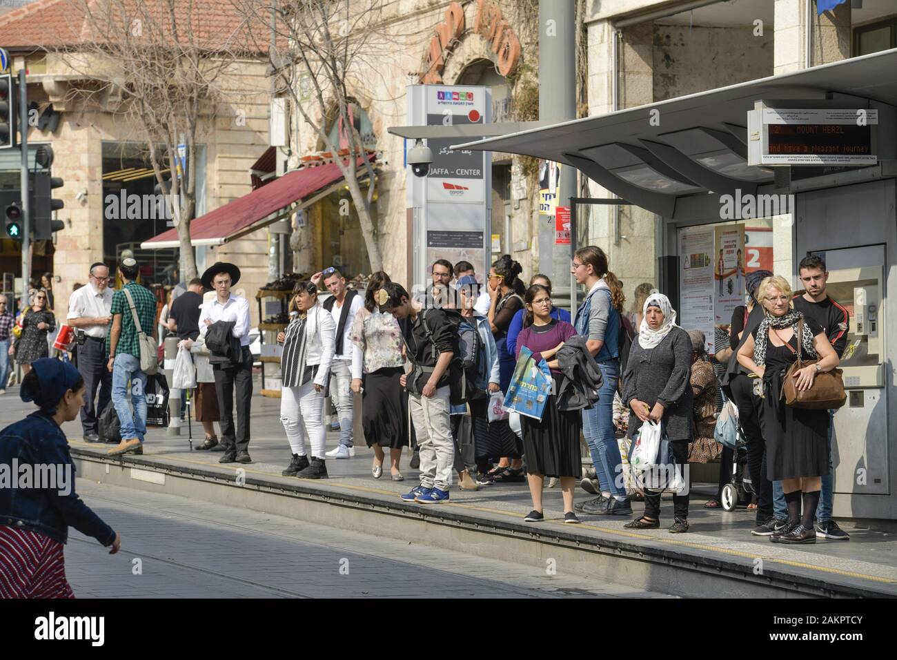 Menschen, Haltestelle, Warten auf die Tram, Jaffa Street, Jerusalem, Israel Stock Photo