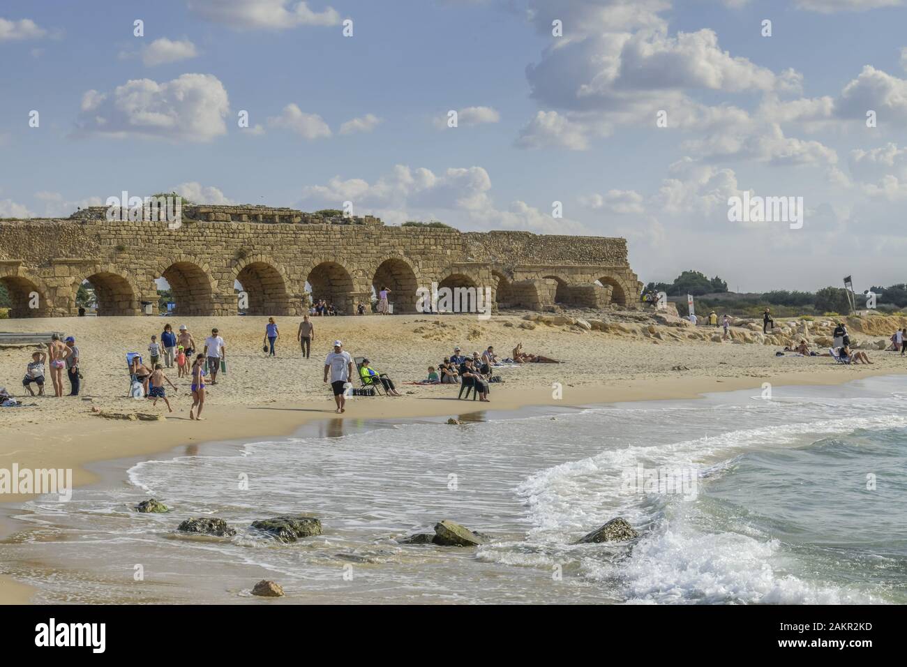 Aquaeduct am Strand, Caesarea, Israel Stock Photo