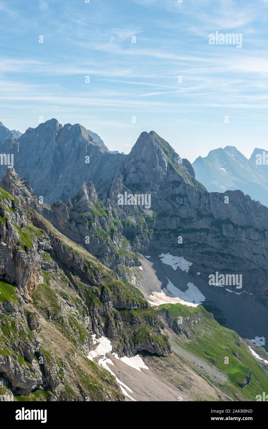 View of mountain summits, left Tiefkarspitze, middle Eastern Larchetfleckspitze, Mittenwalder Hoehenweg, Karwendel Mountains, Mittenwald, Germany Stock Photo