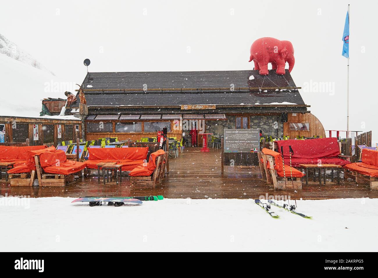 Les Sybelles, France - March 14, 2019: L'Alpe mountain hut and restaurant in France, Les Sybelles ski domain in Winter, during a snowy day. Delirium e Stock Photo
