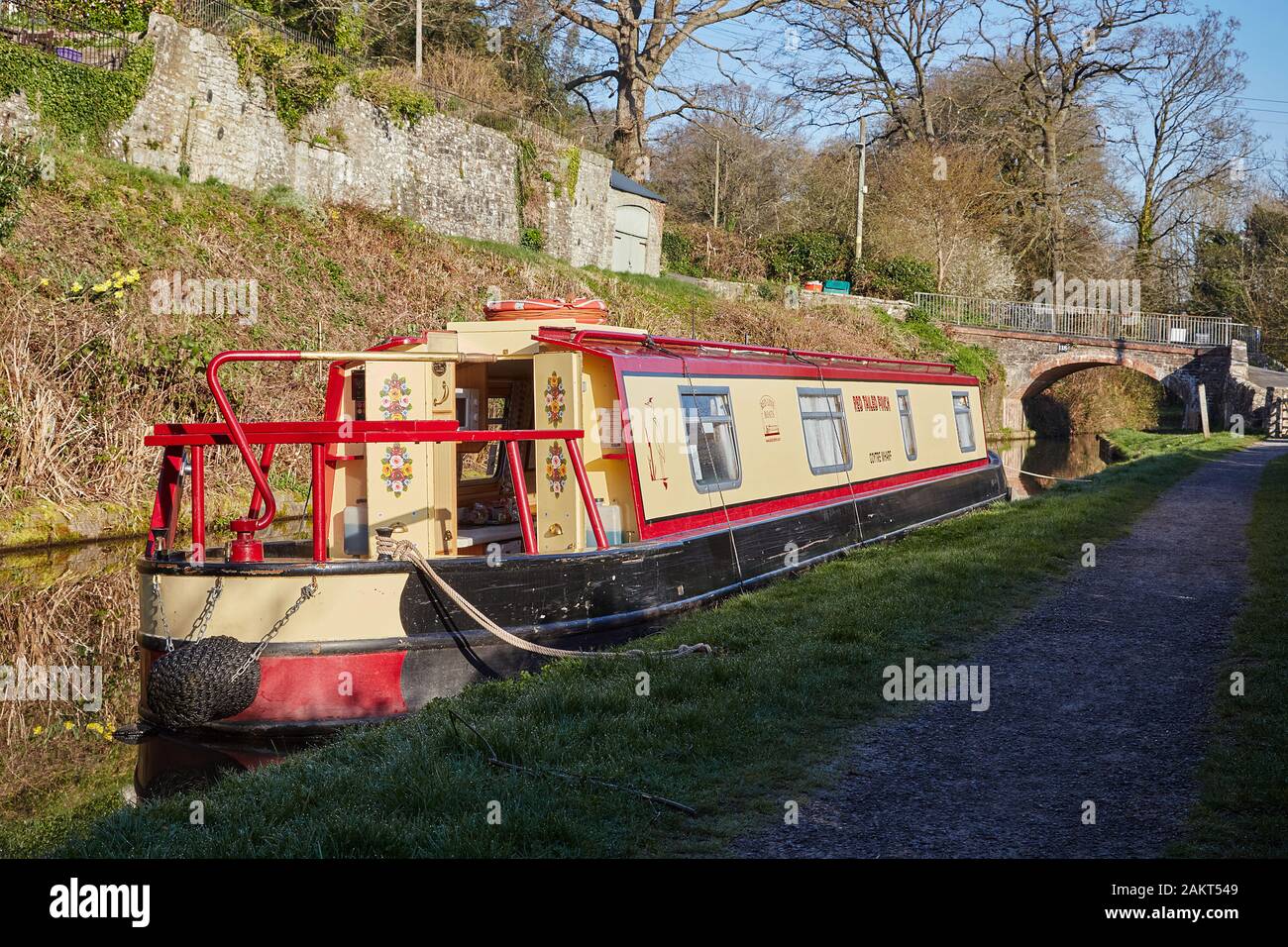 Stationary canal narrow boat boats hi-res stock photography and images ...