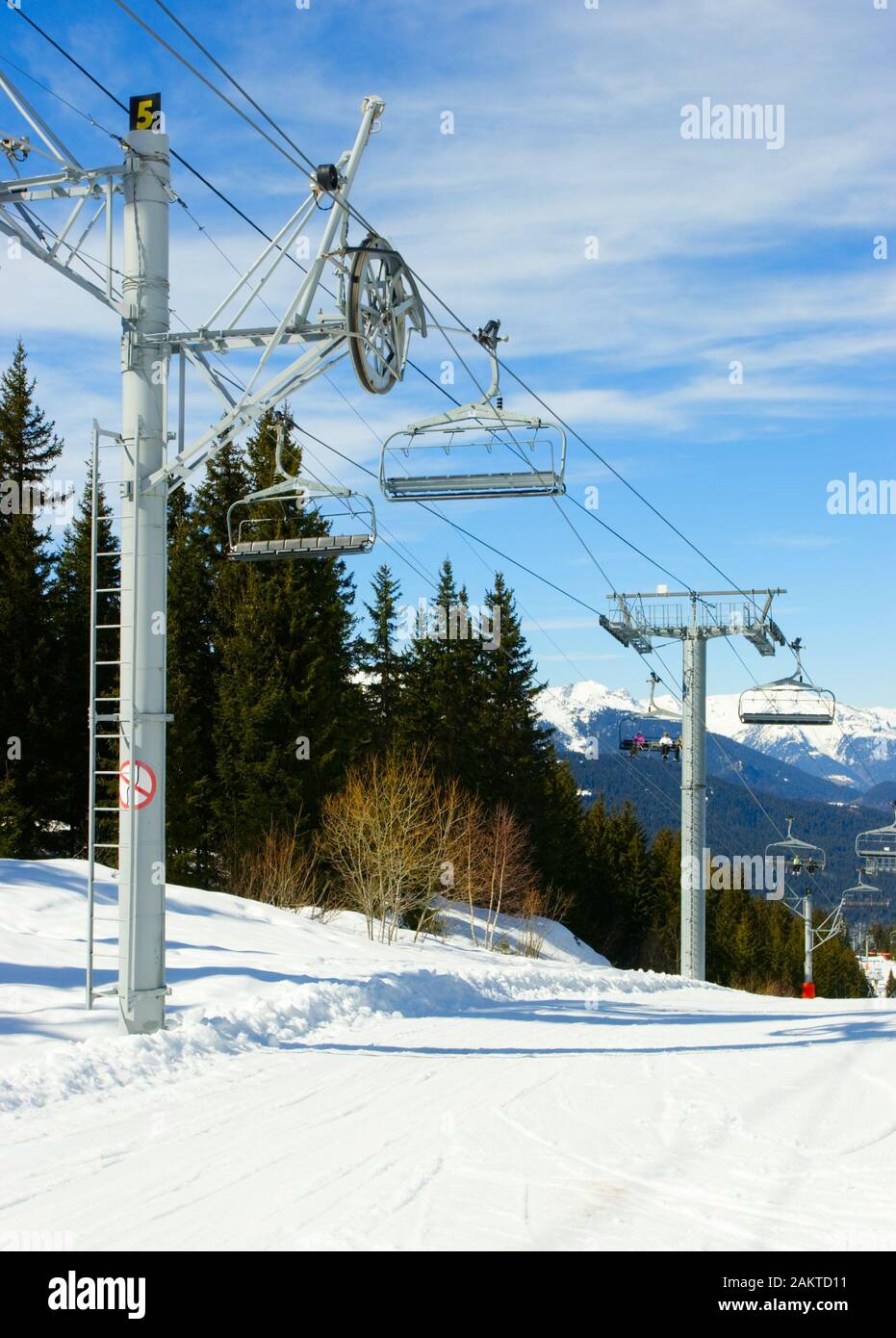 Chairlift intermediate towers at Alpine ski resort Stock Photo Alamy