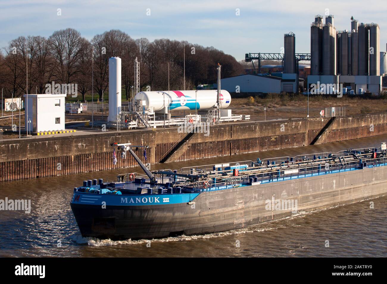 shore-to-ship bunkering station for liquefied natural gas (LNG) in the Rhine harbour in the town district Niehl, Cologne, Germany.  Bunkerstation für Stock Photo