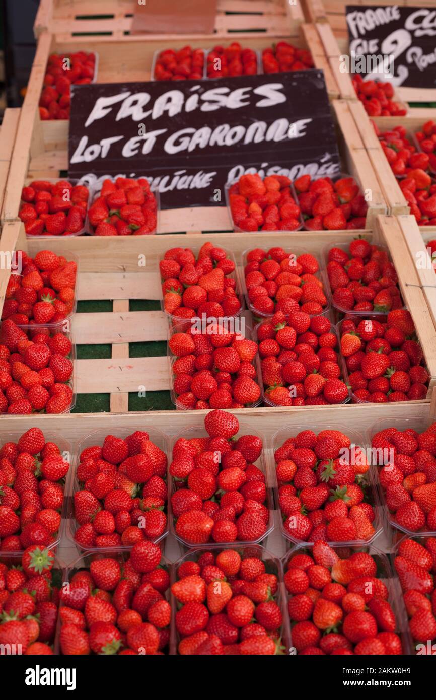 Lovely sweet strawberries sold at Nay market, Nay, Pyrenees Atlantiques, Nouvelle Aquitaine, France Stock Photo