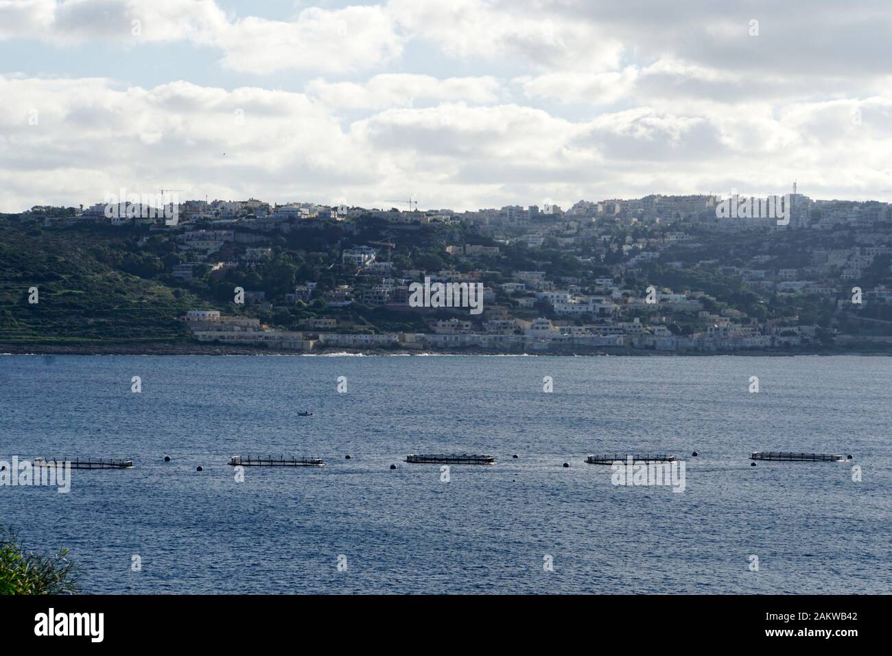 Blick von der Steilküste von Ahrax auf moderne Thunfisch-Zucht in der Mellieha Bucht, Mellieha, Malta Stock Photo