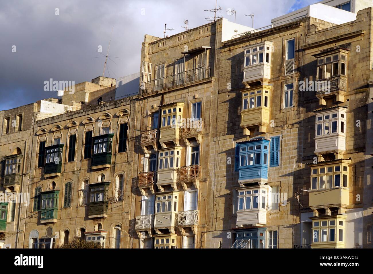 Wohnhäuser mit typischen Holzbalkonen in der historischen Altstadt, Valletta, Malta Stock Photo