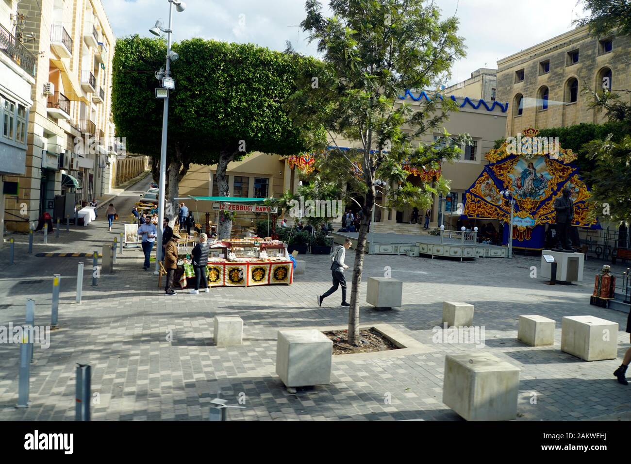 Platz am Dom Mintoff Denkmal ist für Patronatsfest geschmückt, Cospicua, Malta Stock Photo