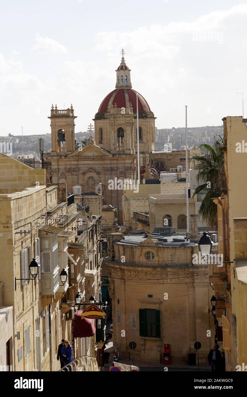 restaurierte historische Zitadelle über der Inselhauptstadt - Blick von der Festungsmauer über die Stadt auf die St. George Basilika, Victoria (maltes Stock Photo