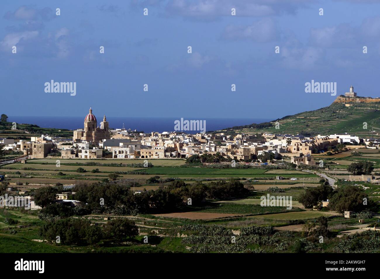 restaurierte historische Zitadelle über der Inselhauptstadt - Blick von der Festungsmauer auf Gasri und den Gordan Leuchtturm, Victoria (maltesische I Stock Photo