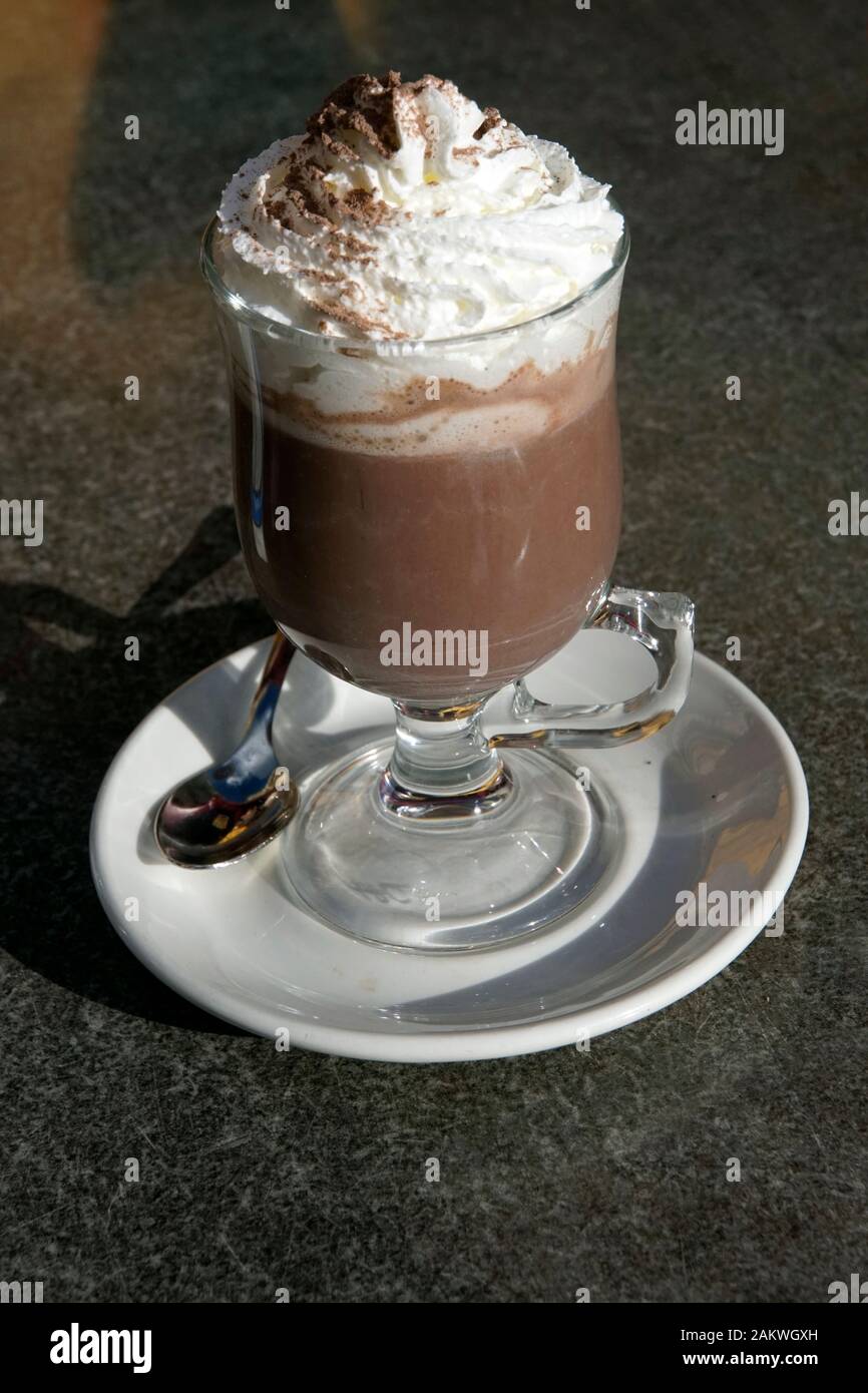Glas heisse Schokolade mit Sahne Stock Photo