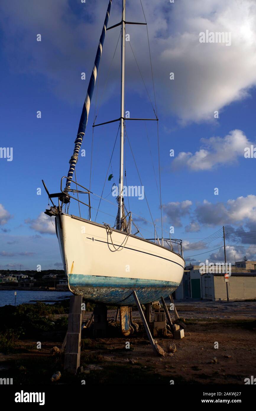 abenteuerlich aufgebocktes Segelboot, Ahrax, Mellieha, Malta Stock Photo