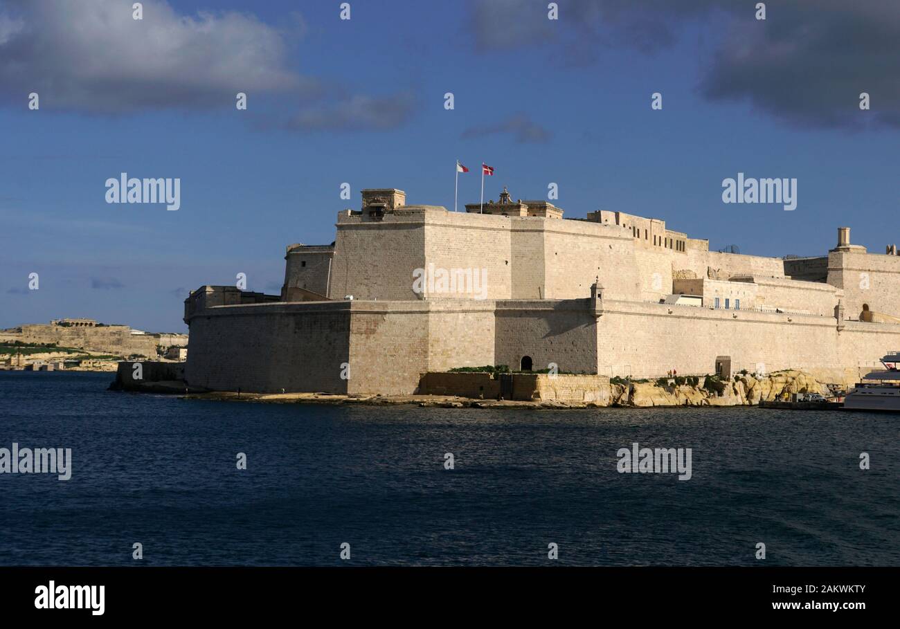 Hafenrundfahrt durch den Grand Harbor - mächtige Festungsmauer von Senglea, Malta Stock Photo