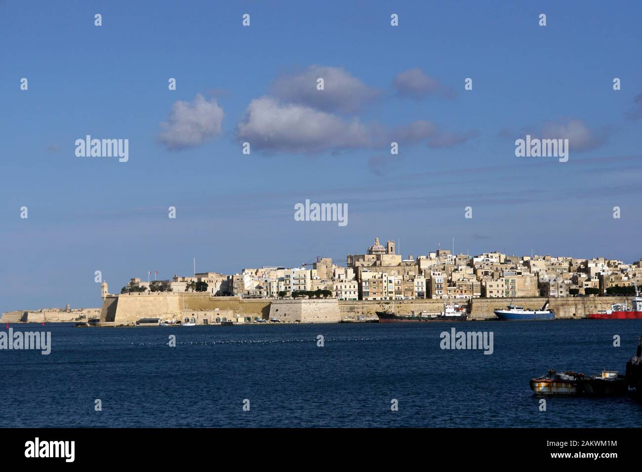 Hafenrundfahrt durch den Grand Harbor - Stadtpanorama von Senglea, Malta Stock Photo