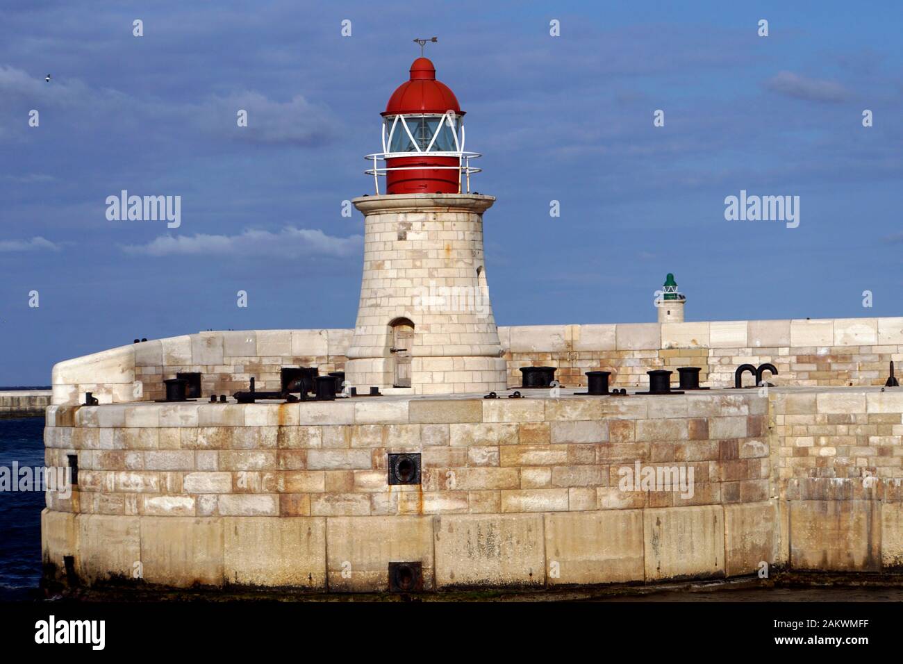 Hafenrundfahrt Valletta - Leuchtturm an der Einfahrt zum Grand Harbor, Malta Stock Photo