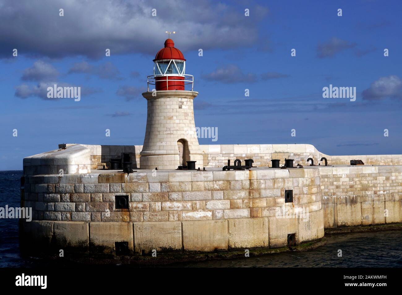 Hafenrundfahrt Valletta - Leuchtturm an der Einfahrt zum Grand Harbor, Malta Stock Photo