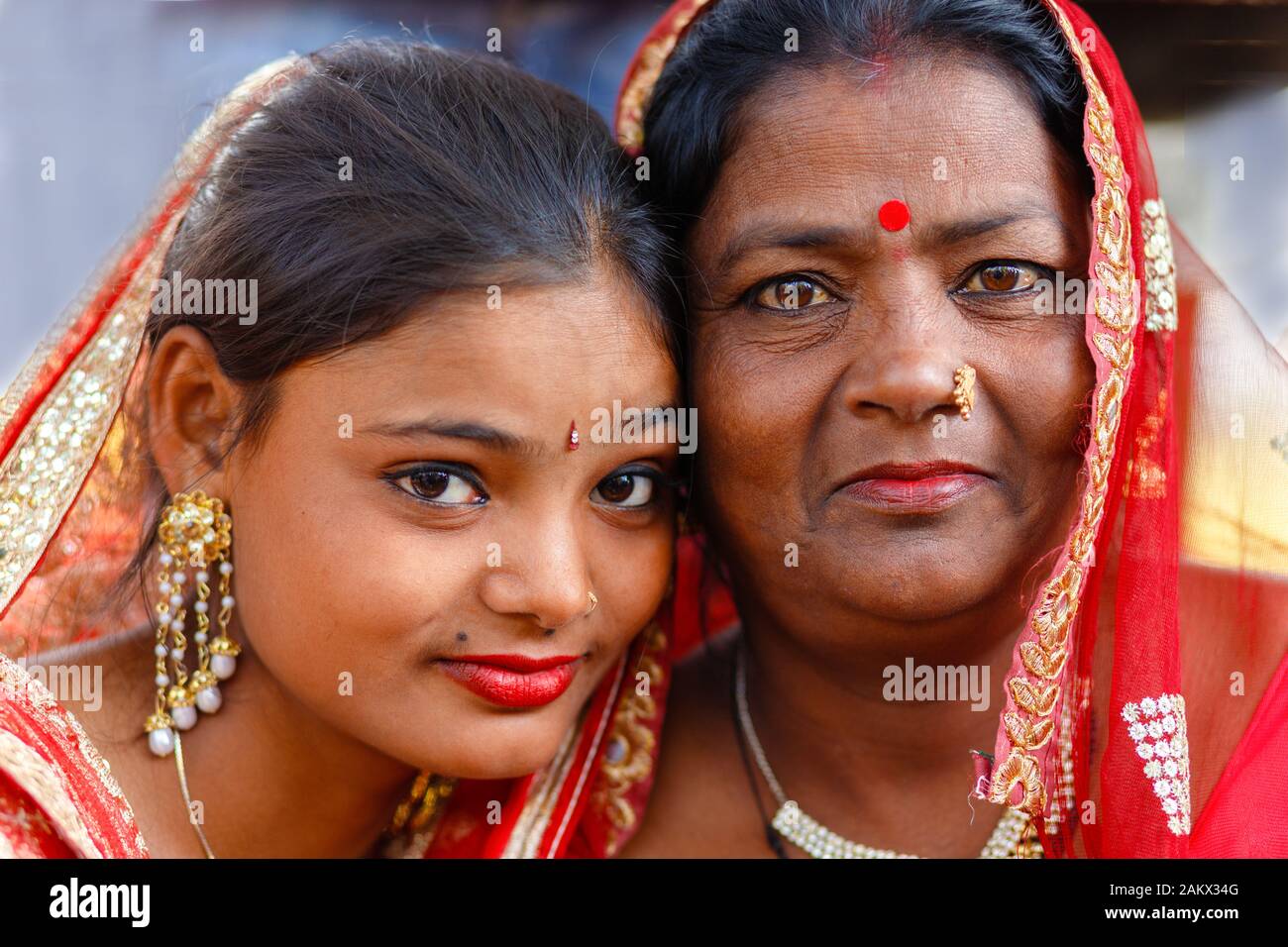 SARNATH, INDIA, JANUARY 21, 2019 : Portrait a mother and daugther Indian gypsy dancers in the street of Sarnath. Stock Photo