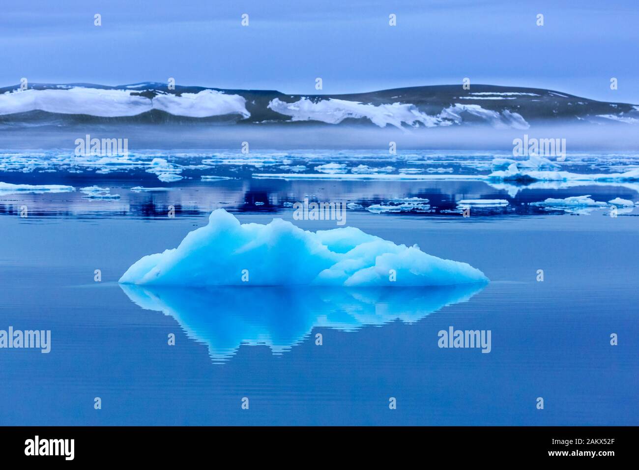 Ice floe in the Hinlopenstretet / Hinlopenstreet / Hinlopen strait between Spitsbergen and Nordaustlandet in Svalbard, Norway Stock Photo