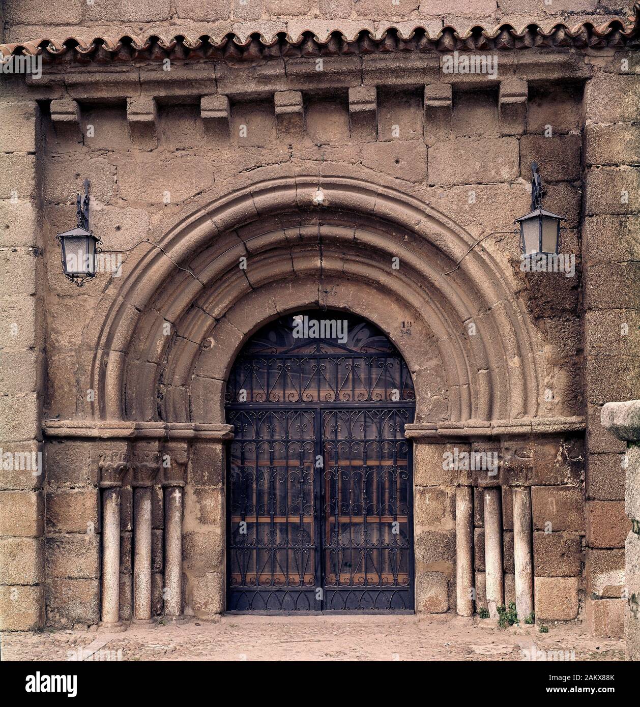 PORTADA ROMANICA DE LA IGLESIA DE SANTA EULALIA. Location: IGLESIA DE SANTA EULALIA. MERIDA. Badajoz. SPAIN Stock Photo - Alamy PORTADA ROMANICA DE LA IGLESIA DE SANTA EULALIA. Location: IGLESIA DE SANTA EULALIA. MERIDA. Badajoz. SPAIN Stock Photo - Alamy
