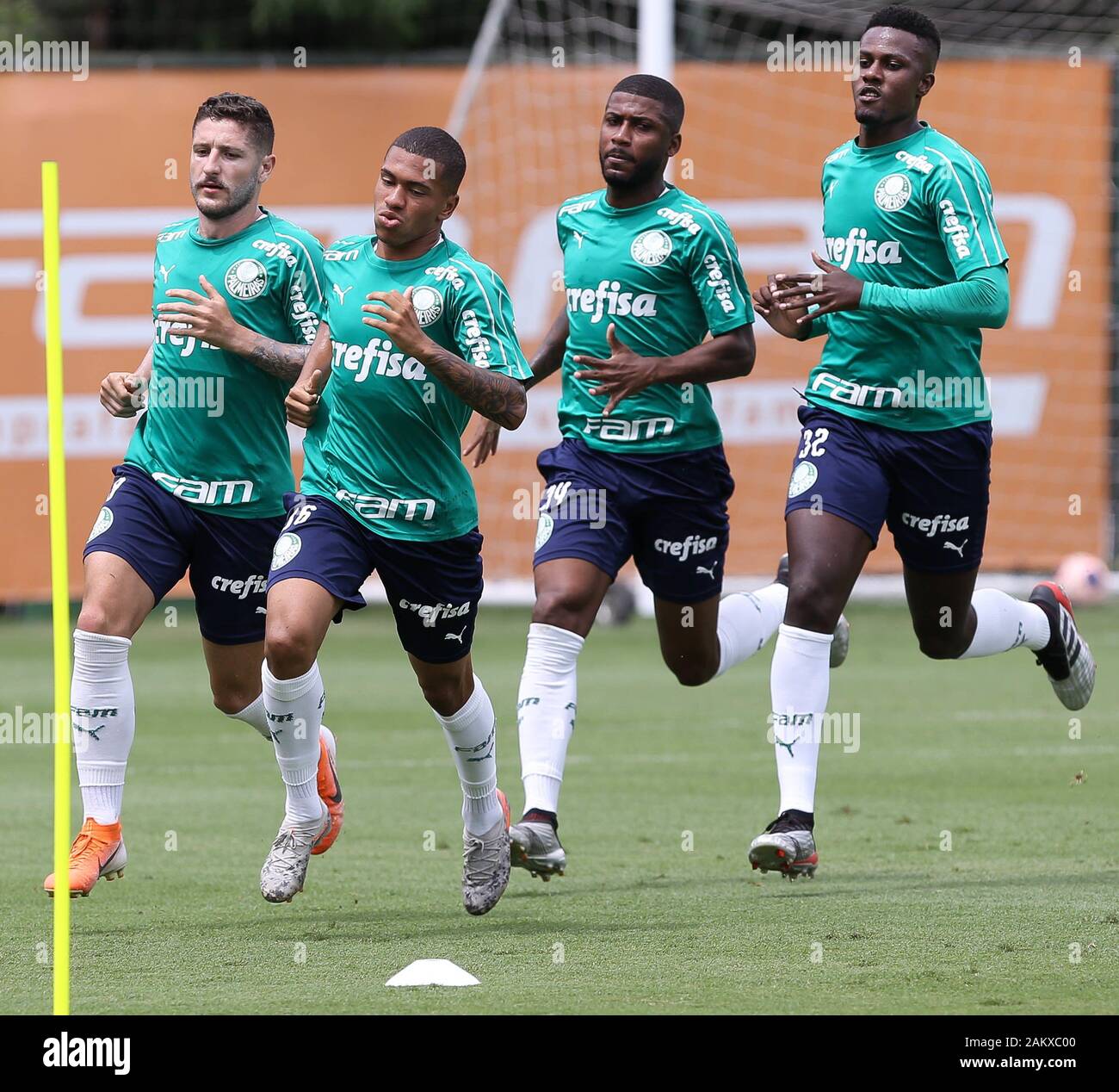 SÃƒO PAULO, SP - 3/3/2015 - Rubens Moreno, President of Football of the  SPFC, presents the former Palmeiras player, Wesley, during SÃ£o Paulo's  training held in Barra Funda CT, West zone of