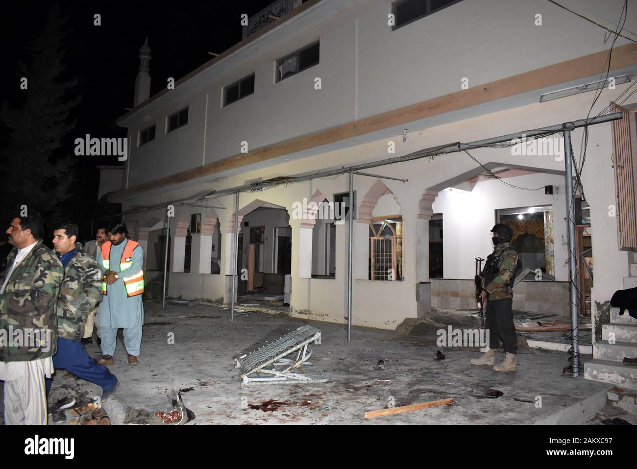 Quetta, Pakistan. 10th Jan 2020. Security members examine the blast site in Quetta, Balochistan province, Pakistan, on Jan. 10, 2020. A blast hit a mosque in Quetta on Friday night, killing at least 14 people and injuring 20 others, a senior police officer said. (Photo by Asad/Xinhua) Credit: Xinhua/Alamy Live News Stock Photo