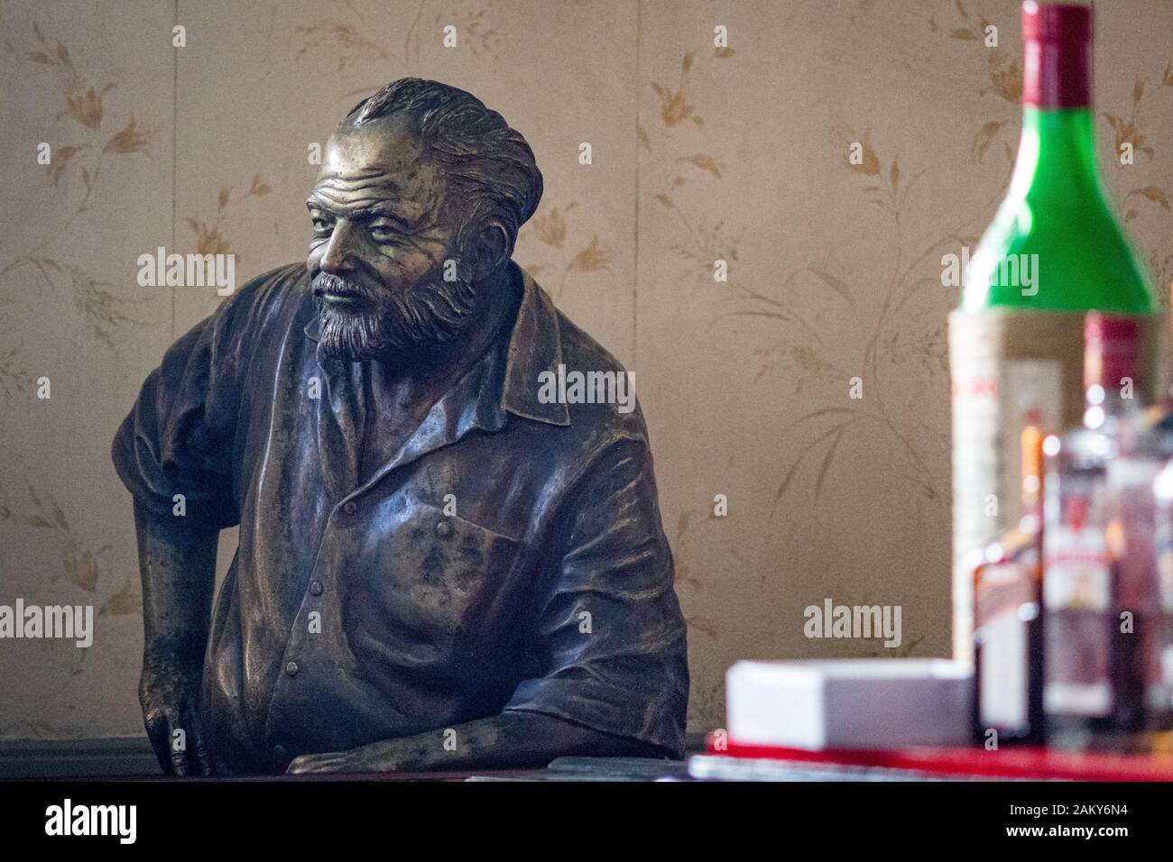A life sized bronze statue of Ernest Hemingway stands at the bar in El Floridita , Havana, Cuba Stock Photo