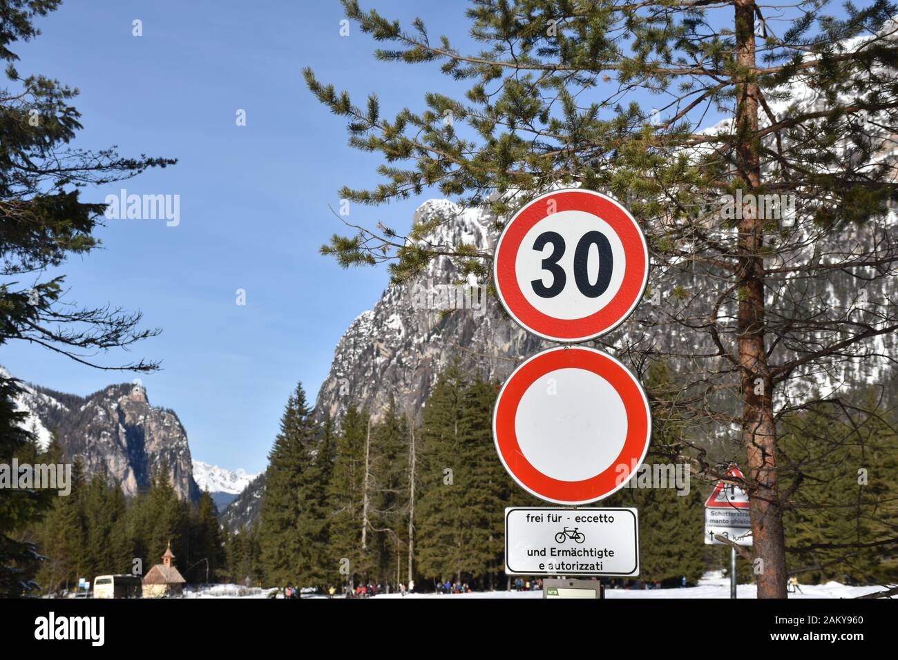 Südtirol, Langlaufen, Loipe, Langlaufloipe, Dolomiten, Verkehrszeichen, Schild Tafel, Geschwindigkeitsbegrenzung, Allgemeines Fahrverbot, km/h, Geschw Stock Photo