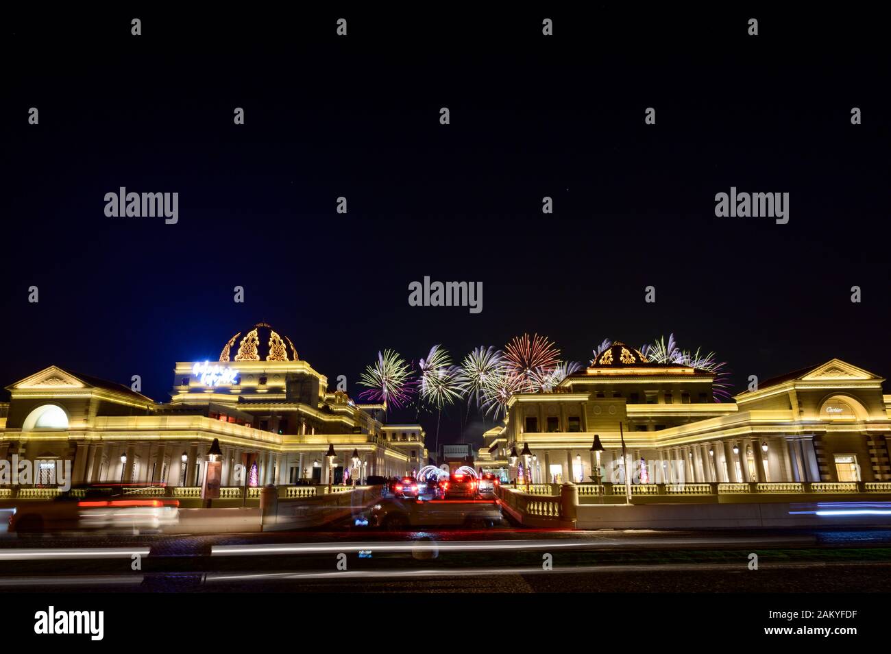 Fireworks on Qatar National Day at Katara Mall Stock Photo Alamy