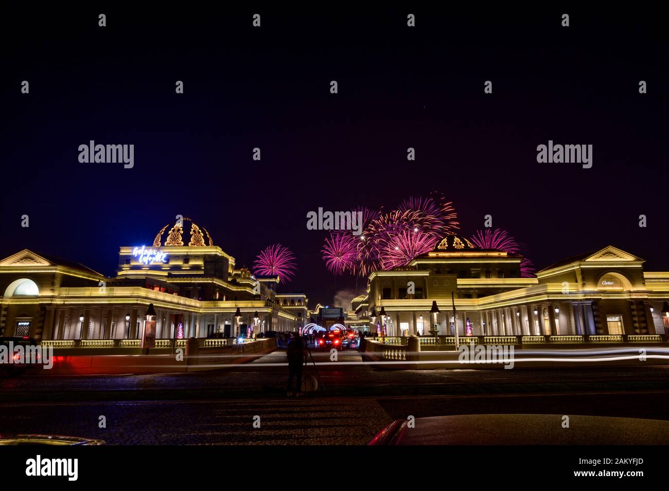 Fireworks on Qatar National Day at Katara Mall Stock Photo Alamy