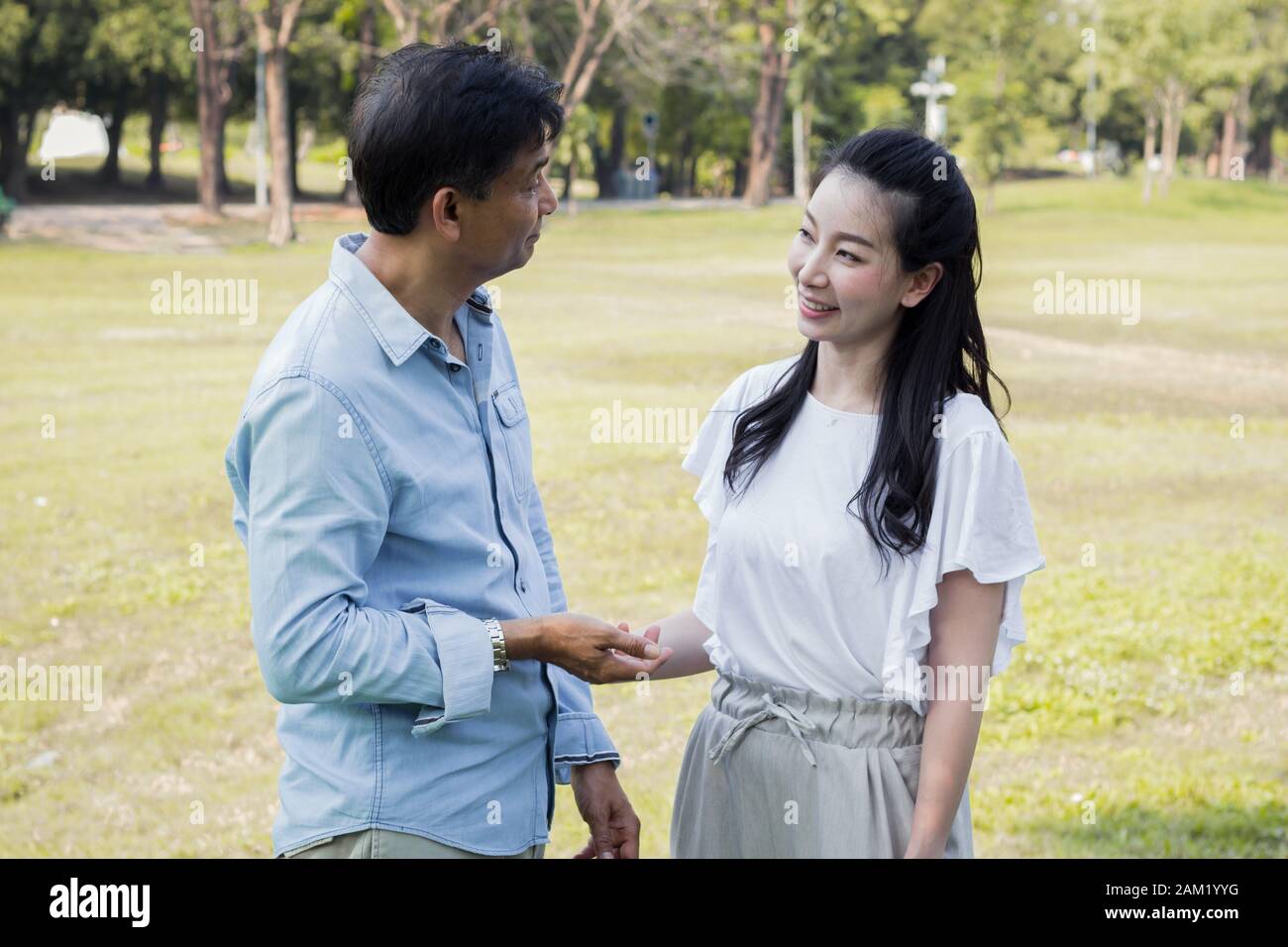 Asian couple talking hi-res stock photography and images - Alamy