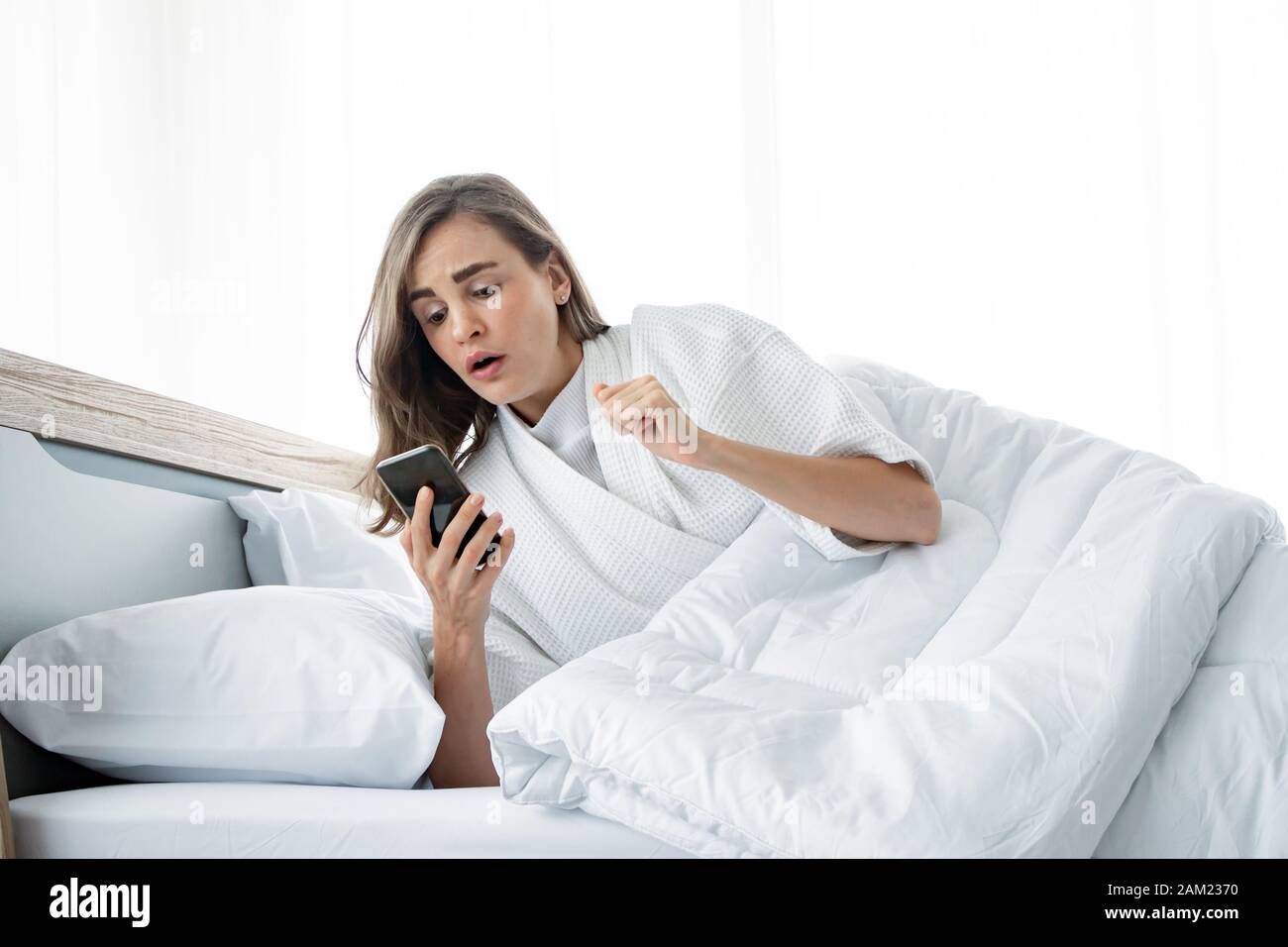 утренний подъем. грустная женщина и будильник. смешные открытки про завтрак. рисунок wake up. Wake up.