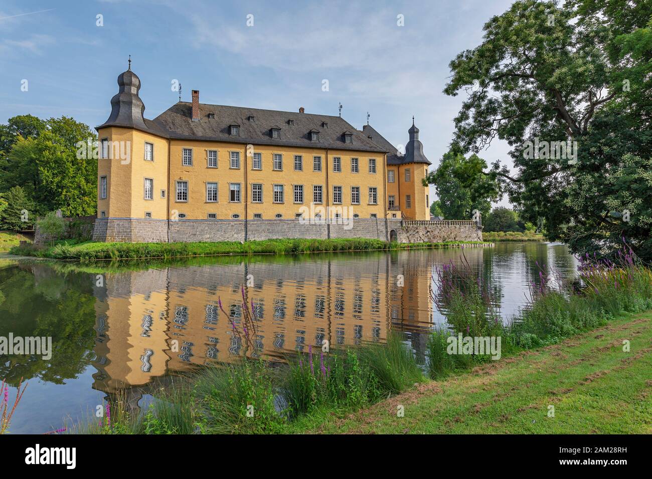 Juechen -  View to Stronghold at Castle Dyck,  with Moat,  North Rhine Westphalia, Germany, Juechen 25.08.2017 Stock Photo