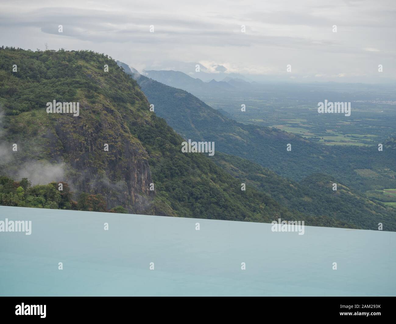Borderless Pool Borderless swimming pool hi-res stock photography and images - Alamy