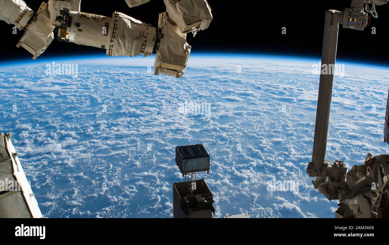 ISS - 25 2018 - The International Space Station was orbiting 256 miles above the North Pacific Ocean and about 600 miles south of Alaska's Aleutian Is Stock Photo
