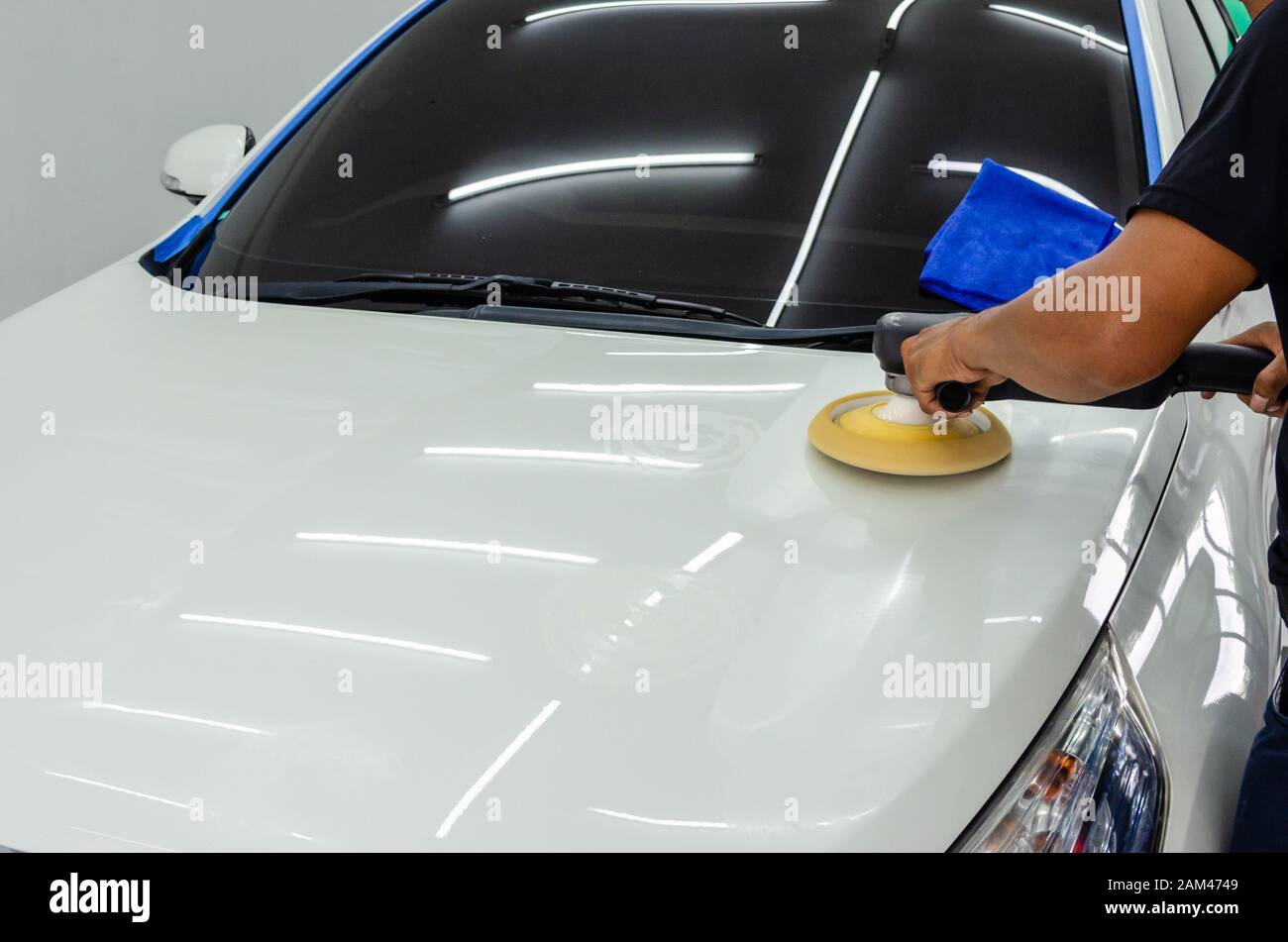 Man hands holding the work tool polish the car.Buffing and polishing