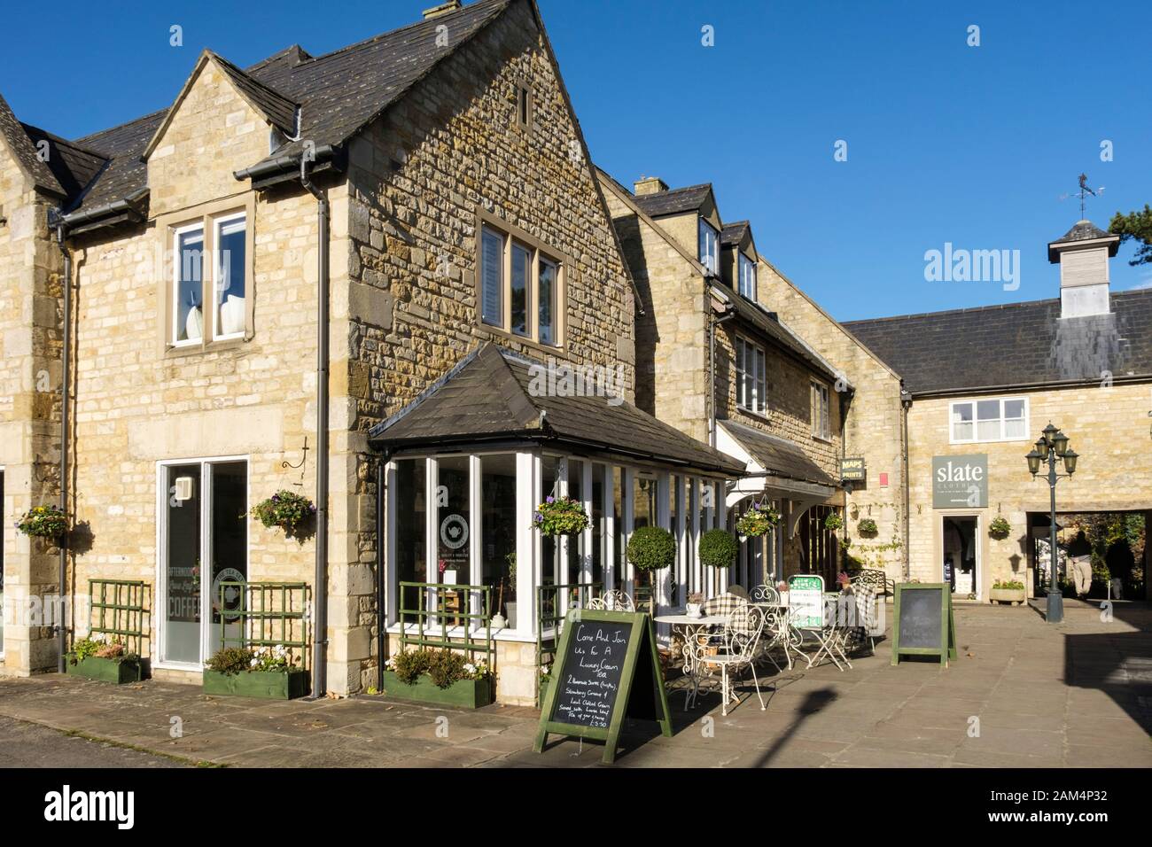 Cafe and shops in modern Cotswold stone buildings. Broadway, Worcestershire, England, UK, Britain Stock Photo