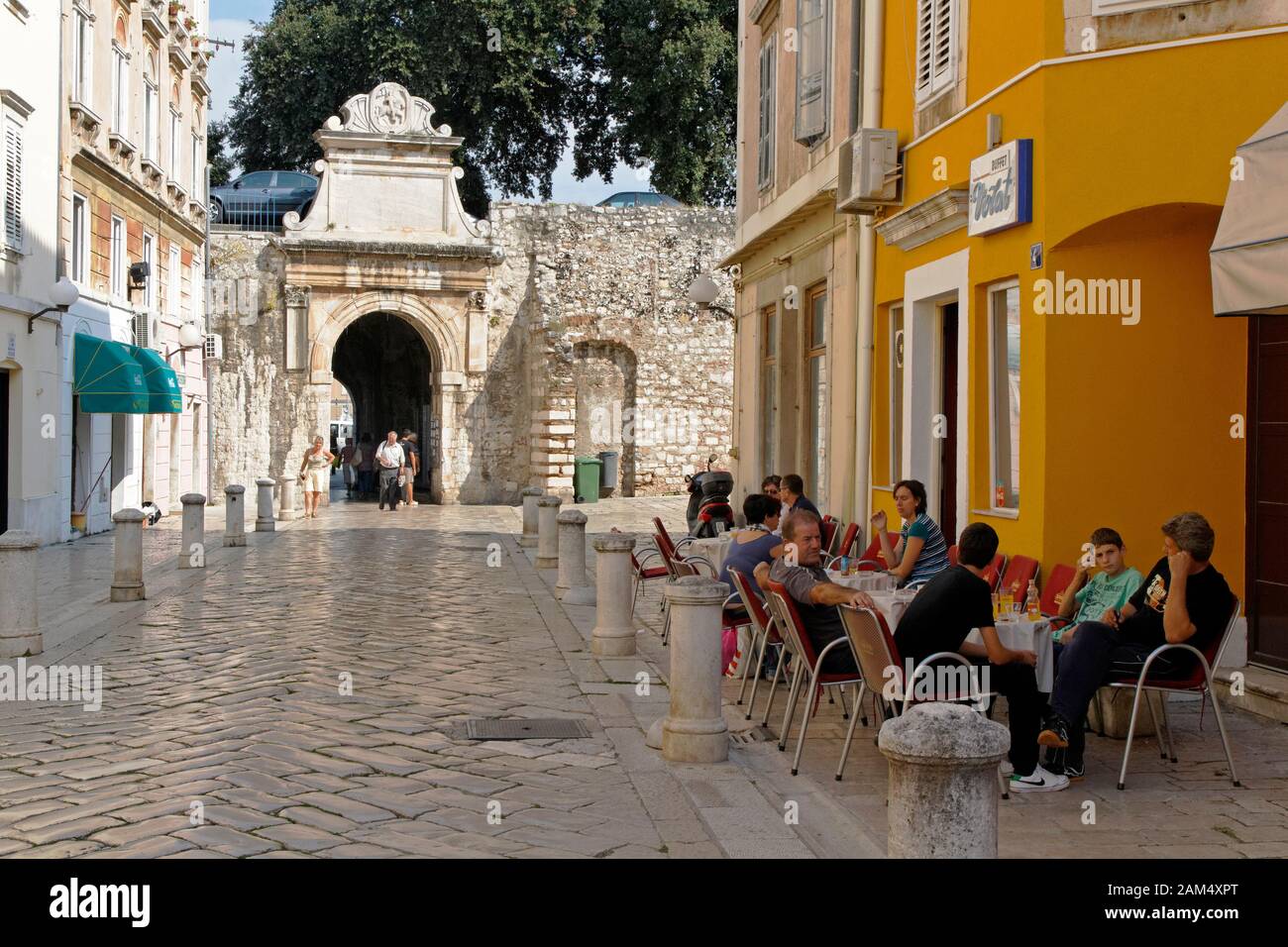 People enjoying themselves in restaurants by Sea gate, Porta Marina, Zadar,  Dalmatia, Croatia, Europe Stock Photo - Alamy