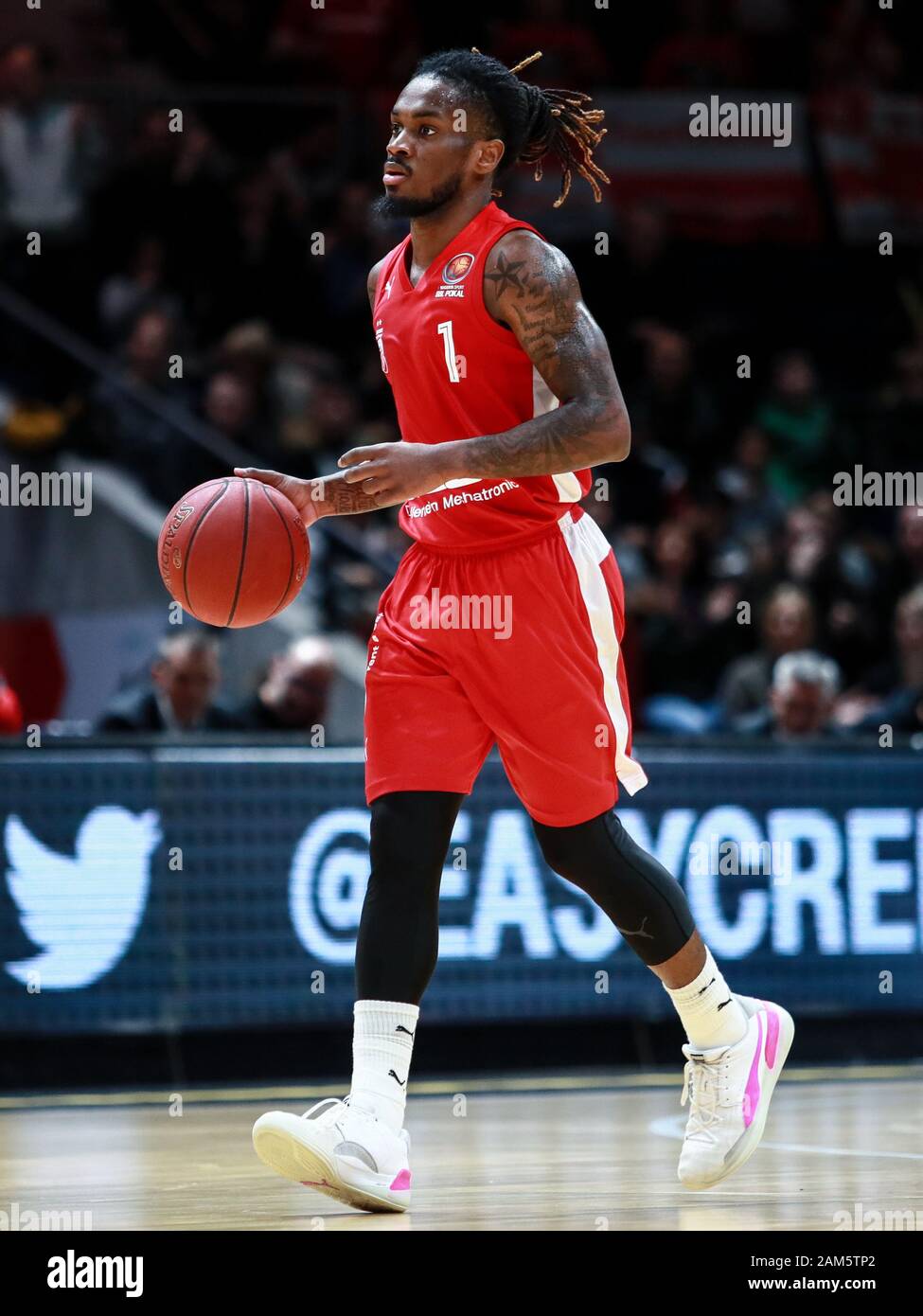 Jogador De Basquete Paris Lee Em Ação Durante O Jogo De Basquetebol Bbl  Pokal Foto de Stock Editorial - Imagem de jogos, atleta: 262629293